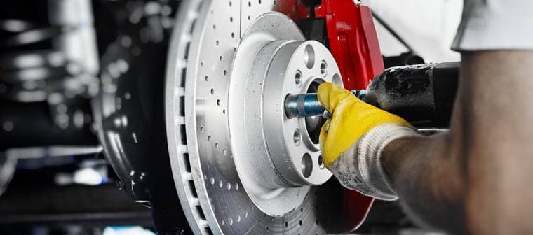 Arbeit an einer Bremsscheibe mit Drehmomentschlüssel