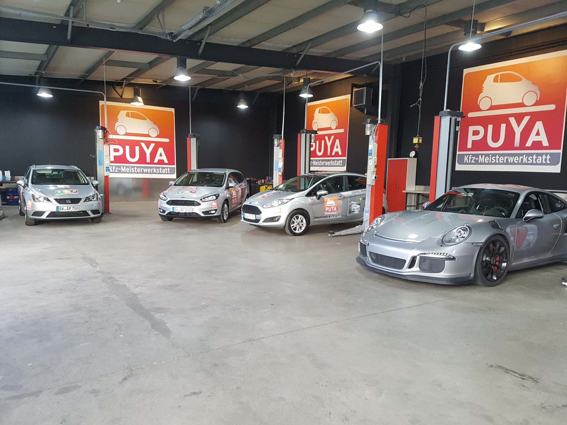 Werkstatthalle von Auto Service Puya mit Hebebühnen